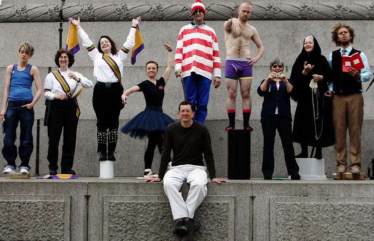 Den britiske  kunstner Antony Gormley sidder her  på Trafalgar Square foran nogle af  de godt 600 deltagere i kunstværket,  der indtil nu er fundet ved lodtrækning. Foto: Lefteris Pitarakis/AP 