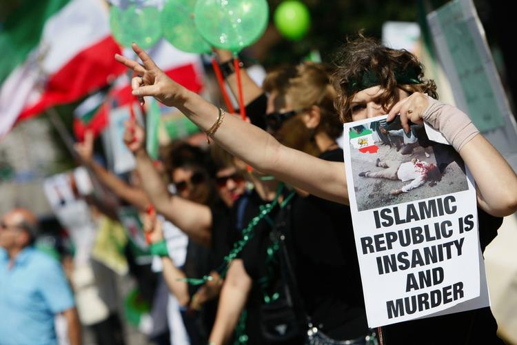 Iranerne har løsladt fem af de ni lokale ansatte på den britiske ambassade. 