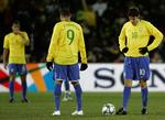Kaká (th) og Luis Fabiano skal give bolden op, efter Clint Dempsey overraskende har bragt USA foran i finalen mod de brasilianske storfavoritter. 