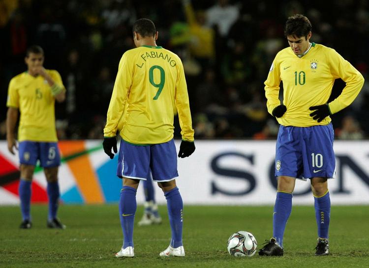 Kaká (th) og Luis Fabiano skal give bolden op, efter Clint Dempsey overraskende har bragt USA foran i finalen mod de brasilianske storfavoritter. 