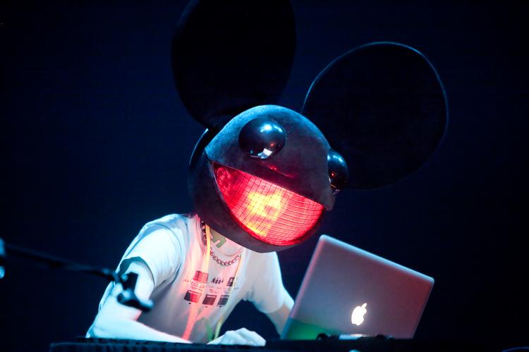 Under Sónarfestivalen i Barcelona pegede dj'en Deadmau5 mod fremtiden ved at lade computeren styre musikken, så han selv kunne bruge hele kroppen til at føre an i dansen. PR-foto. 