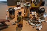 Du kan stille litervis af det eddike frem efter festen, uden at det gør en forskel. Det er en myte, at den sure væske fjerner røglugt viser Tjeks  myte-tjek. 