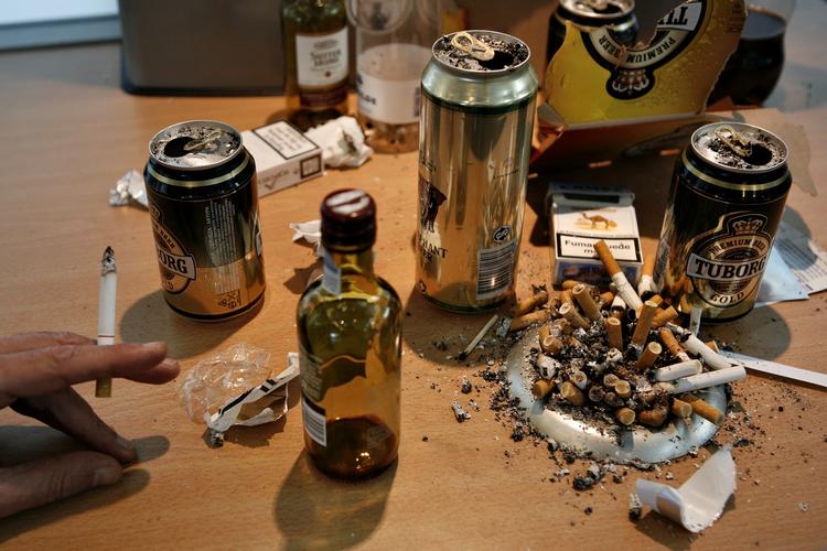 Du kan stille litervis af det eddike frem efter festen, uden at det gør en forskel. Det er en myte, at den sure væske fjerner røglugt viser Tjeks  myte-tjek. 