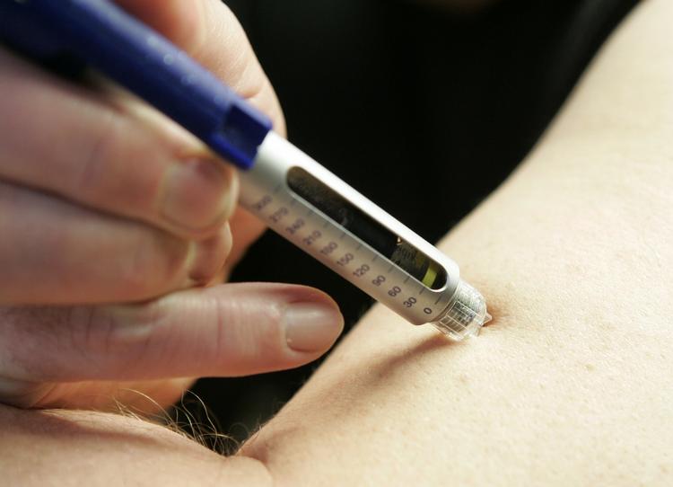 Et insulinpræparat af den nye kunstige type, Lantus, er under mistanke for at øge kræftrisikoen hos diabetikere. 