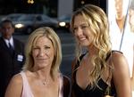 Chris Evert (tv.) sammen med en af nutidens tennisstjerner, russiske Maria Sjarapova. Den amerikanske legende forstår ikke, hvorfor eksempelvis Sjarapova stønner så meget under kampene. Arkivfoto. 