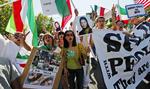 Verden over er der blevet demonstreret mod resultatet af præsidentvalget i Iran og myndighedernes hårdhændede fremfærd. Billedet er fra Los Angeles i går. 