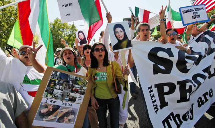 Verden over er der blevet demonstreret mod resultatet af præsidentvalget i Iran og myndighedernes hårdhændede fremfærd. Billedet er fra Los Angeles i går. 