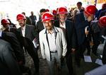 Præsident  Ahmadinejad er gået i gang med sine officielle pligter, mens Mousavi og hans tilhængere fortsat kæmper for at få valgresultatet omstødt. 