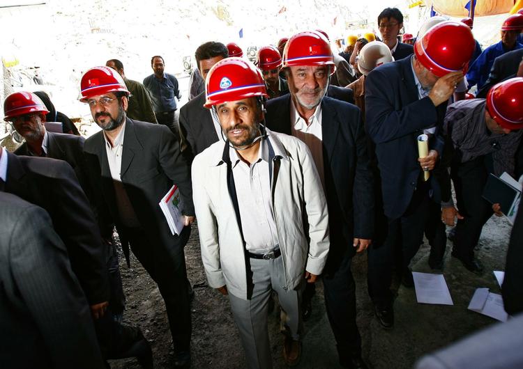 Præsident  Ahmadinejad er gået i gang med sine officielle pligter, mens Mousavi og hans tilhængere fortsat kæmper for at få valgresultatet omstødt. 