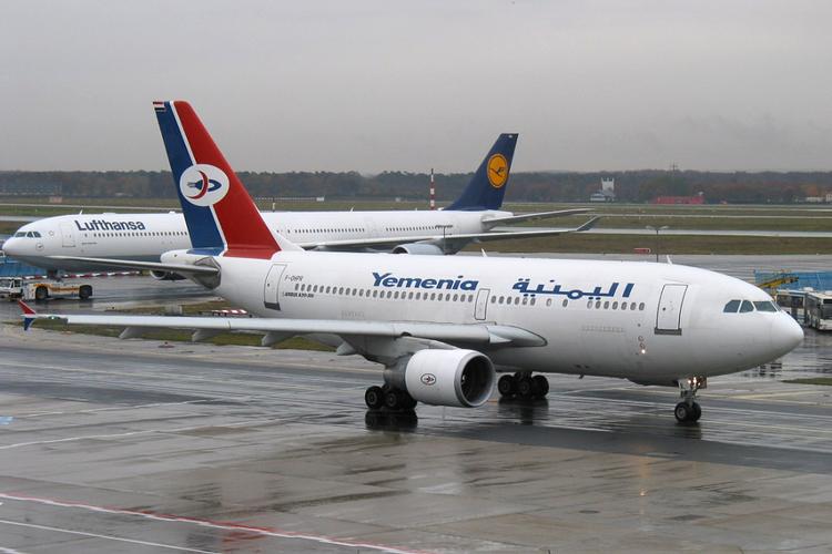 Barsk vejr gør det svært for redningsmandskabet at finde det Airbus A310-300, som tidligt i morges styrtede i havet ved ø-gruppen Comorerne i Det Indiske Ocean. 