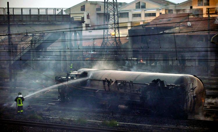 Et tog i det nordlige Italien røg af sporet og brød i brand. Mindst 13 personer er omkommet. 