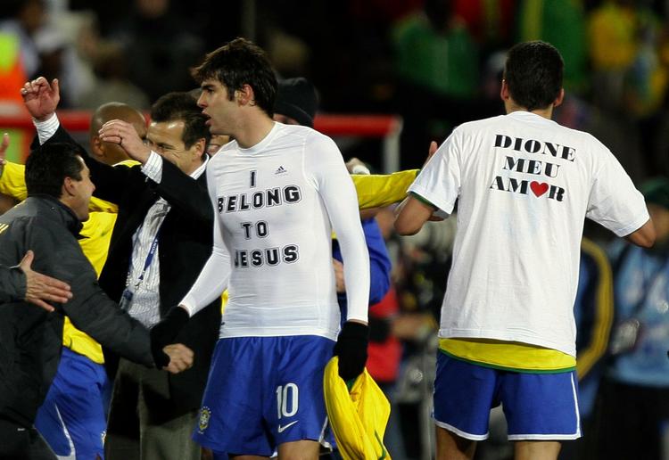DBU's generalsekretær mener ikke, det er i orden, at de brasilianske fodboldspillere Lucio og Kaka iførte sig disse trøjer efter finalen i Confederatiosn Cup. 