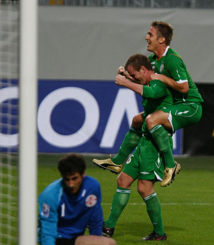 Den irske landsholdsspilelr Kevin Doyle (øverst) jubler over en scoring mod Georgien i VM-kvalifikationen. Arkivfoto 