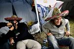 Festivalgæster i en lejr på campingpladsen på en tidligere Roskilde Festival. 
