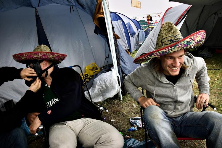 Festivalgæster i en lejr på campingpladsen på en tidligere Roskilde Festival. 