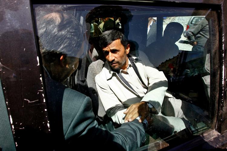 Det iranske nyhedsbureau Isna offentliggjorde i går dette billede af Mahmoud Ahmadinejad, der nu endegyldigt er blevet udnævnt til Irans præsident. 