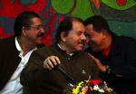Den afsatte præsident Manuel Zelaya (tv), Venezuelas præsident Hugo Chavez (th), og Nicaraguas præsident Daniel Ortega i mandags. Nu hjælper vennerne Zelaya tilbage til magten. 