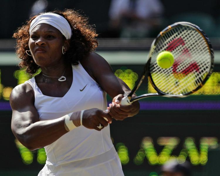 Serena Williams anstrengte sig kun lejlighedsvis for at slå Victoria Azarenka i kvartfinalen ved Wimbledon. 