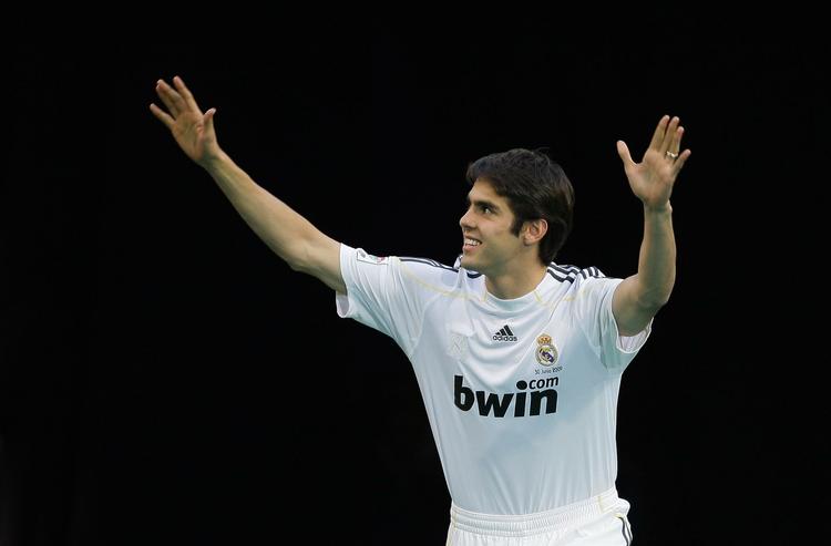 Kaka blev tirsdag præsenteret i Real Madrids berømte hvide trøje. 