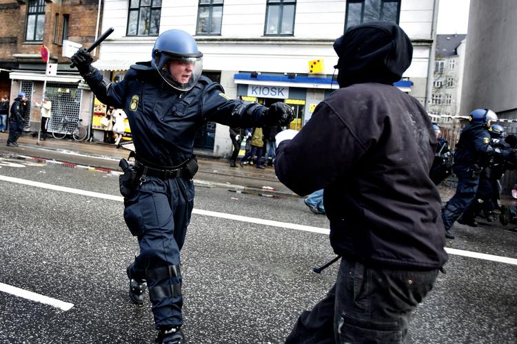 Politiet trak kniplerne 344 gange sidste år. Det er lidt færre end rekordåret 2007, hvor rydningen af Ungdomshuset fik statistikkerne til at stige kraftigt. Arkivfoto. 