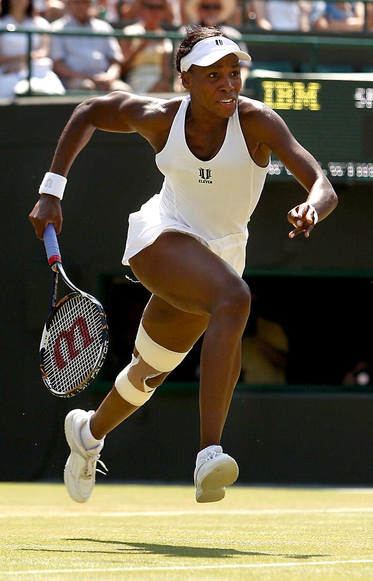 Venus Williams jagter sin sjette Wimbledontitel, og hun kan efter gårsdagens kvartfinaler komme til at stå over for lillesøster Serena i finalen. Foto: Kirsty Wigglesworth/AP 