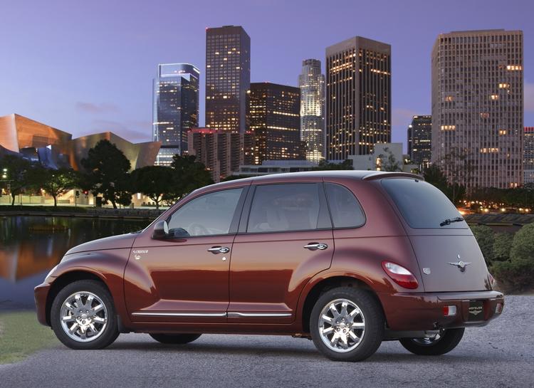 Helt uventet får Chrysler PT Cruiser endnu et par års levetid. Den er dog slet ikke tilsalg i Danmark - i hvert fald ikke hos de officielle Chrysler-importører. Muligvis kan den fås via parallelimport. 