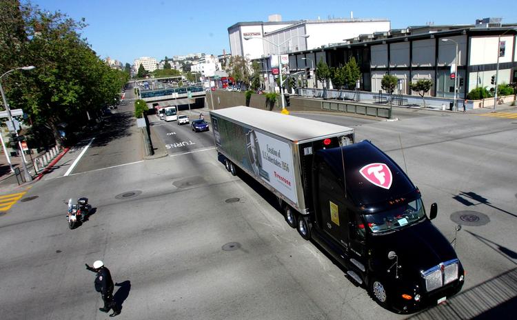 De amerikanske lastvogne fylder godt op i gadebilledet. På motorvejene er de ofte blandt de hurtigste i overhalingsbanen. 