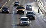 Vi ved ikke, hvor hurtigt den røde varebil kører, men hvis det havde været den nye Ford Transit Econetic, så ville det højst være 110 km/t. Uanset hvor hårdt der trædes på speederen. 