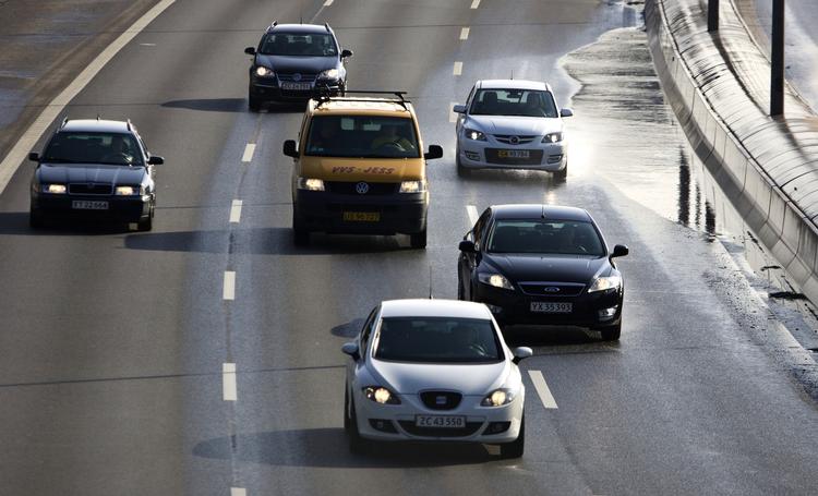 Vi ved ikke, hvor hurtigt den røde varebil kører, men hvis det havde været den nye Ford Transit Econetic, så ville det højst være 110 km/t. Uanset hvor hårdt der trædes på speederen. 