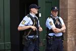 Politiet var mødt talstærkt op, da 'Store A' i dag blev frikendt for planlægning af  lejemord. Han blev dog dømt skyldig i anklagen om grov vold og afpresning. For det fik han tre et halvt års fængsel i byretten i dag. 
