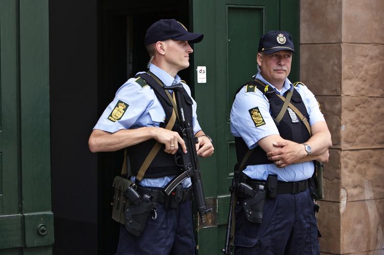 Politiet var mødt talstærkt op, da 'Store A' i dag blev frikendt for planlægning af  lejemord. Han blev dog dømt skyldig i anklagen om grov vold og afpresning. For det fik han tre et halvt års fængsel i byretten i dag. 
