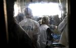 Den 14-årige Bahia Bakari er omgivet af læger på hospitalet. 