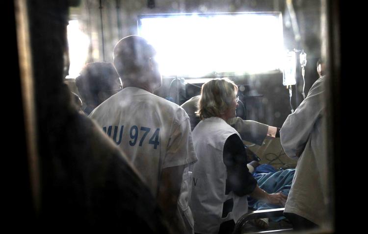 Den 14-årige Bahia Bakari er omgivet af læger på hospitalet. 