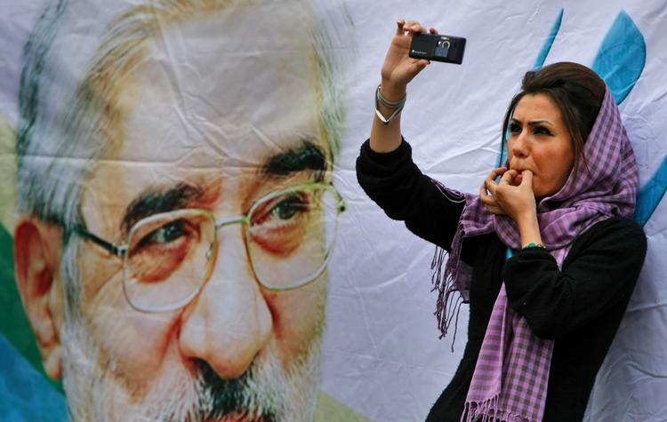 Oppositionsleder Mir Hossein Mousavi nægter at anerkende en iransk regering ledet af Mahmoud Ahmadinejad. 