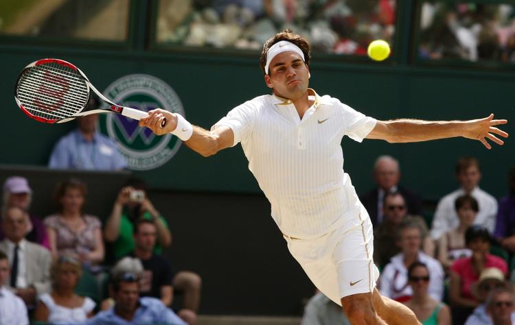 Roger Federer tæmmede den frygtede servespecialist Ivo Karlovic og er klar til sin 21. grand slam-semifinale på stribe. 