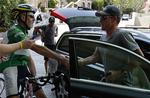 En fan står klar og modtager Lance Armstrong, da amerikaneren ankommer til sit hotel i Monaco, hvor Tour de France starter på lørdag. 