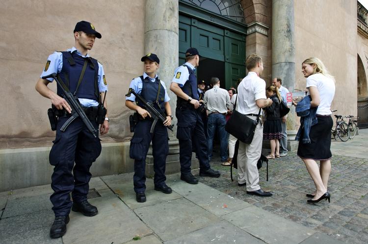 Mange svært bevæbnede politifolk har stået vagt ved byretten i København under den såkaldte lejemordssag. Men alt har forløbet fredeligt. 