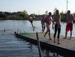 Badesøen på Roskilde Festival bliver brugt flittigt, selv om øldåser, chipsposer og vinflasker flyder rund i vandkanten. 