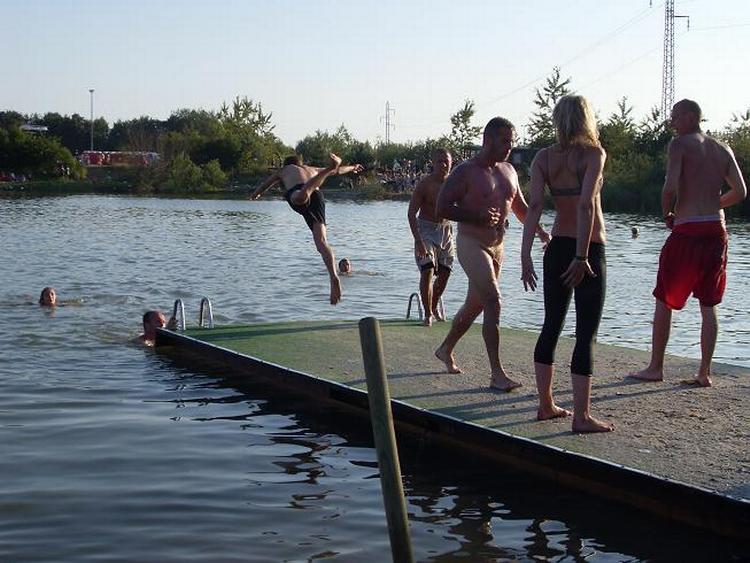 Badesøen på Roskilde Festival bliver brugt flittigt, selv om øldåser, chipsposer og vinflasker flyder rund i vandkanten. 