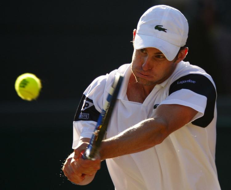 Andy Roddick måtte gennem en meget opslidende kvartfinale mod Lleyton Hewitt, før han sikrede sig en plads blandt de sidste fire i herresingle. 
