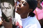 En fan kysser en plakat med Michael Jackson. 