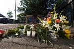 På Refshalevej uden for Christiania ligger der nu blomster, hvor den 26-årige mand i går blev skudt. 