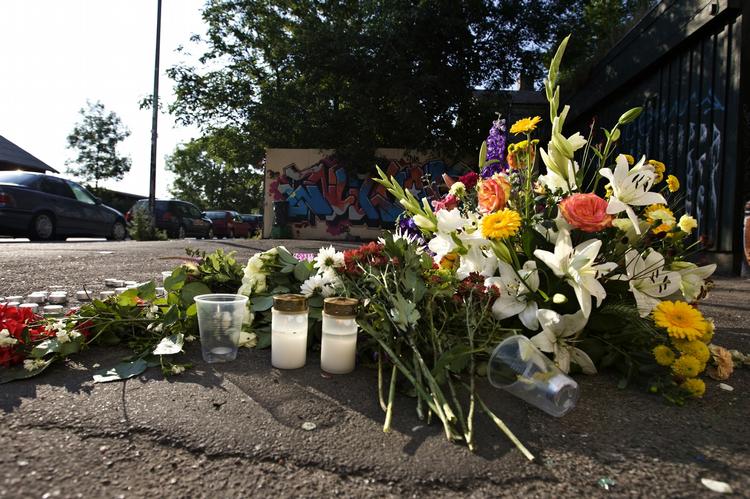 På Refshalevej uden for Christiania ligger der nu blomster, hvor den 26-årige mand i går blev skudt. 