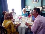 Gianni, der stadig bor hjemme hos mor på 93, må se sig forvandlet til vært i et pensionistpensionat. 