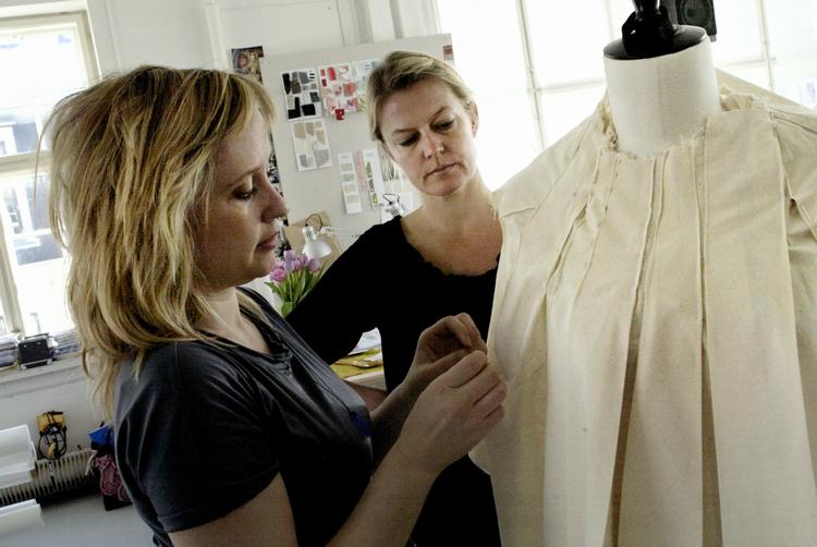 Rikke Baumgarten (tv) og Helle Hestehave er gået konkurs med deres firma. 