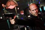 En forrygende Jason Stratham der forstår at skyde folk til plukfisk, er ikke det eneste, der er kunstigt i dette mesterlige makværk.Skydegal. Helten Chev Chelios står i centrum i en film fyldt med biler, skydevåben, bimbos og rå humor. Foto: Disney Studios 