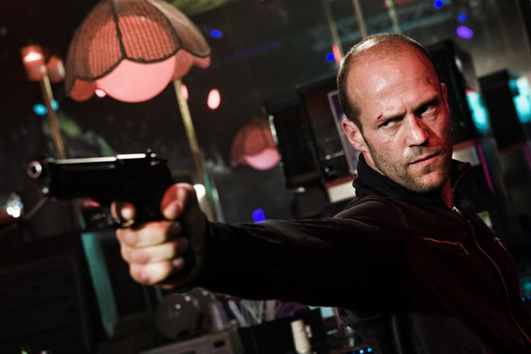 En forrygende Jason Stratham der forstår at skyde folk til plukfisk, er ikke det eneste, der er kunstigt i dette mesterlige makværk.Skydegal. Helten Chev Chelios står i centrum i en film fyldt med biler, skydevåben, bimbos og rå humor. Foto: Disney Studios 