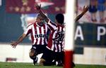 Estudiantes Diego Galvan fejrer en scoring sammen med Juan Sebastian Veron. Holdet er nu i finalen i Copa Libertadores. 