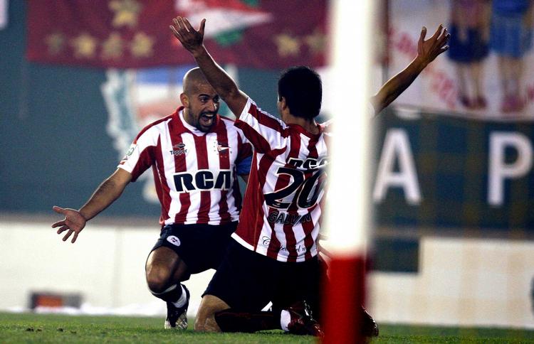 Estudiantes Diego Galvan fejrer en scoring sammen med Juan Sebastian Veron. Holdet er nu i finalen i Copa Libertadores. 