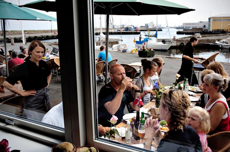Hr. og fru Jantzen som bestyrer 'Janzens fristelser' på Nexø, vil deres kunder det godt. Her måltid på molen med udsigt over Østersøen. 